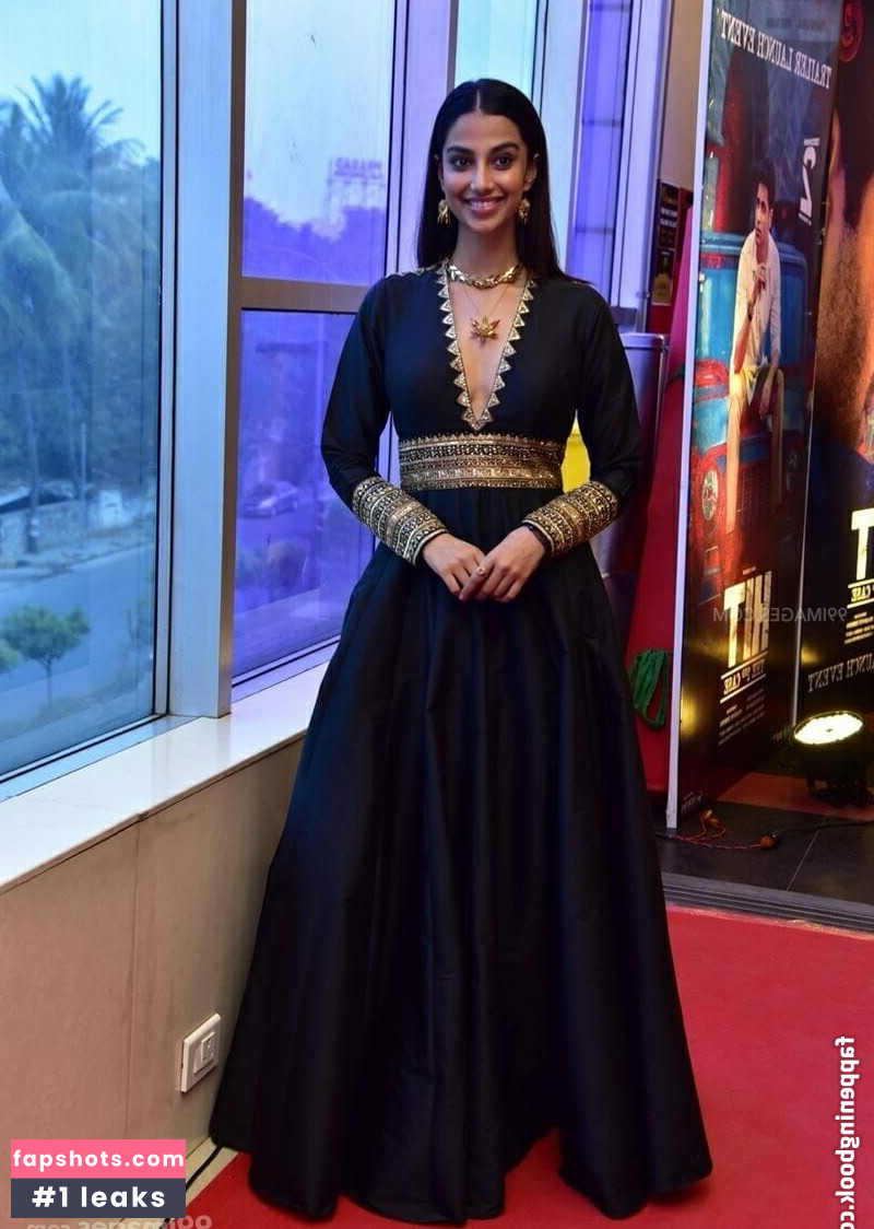 Meenakshi Chaudhary gallery photo #39