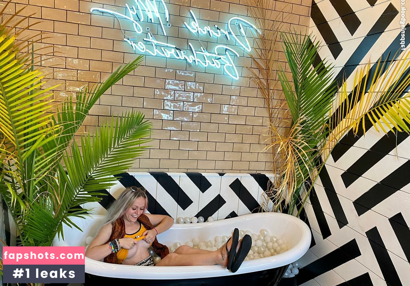 Meg Megsnotdead gallery photo #3