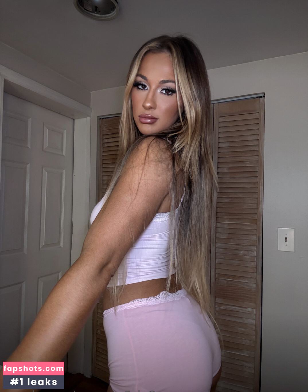 Megan Bayne gallery photo #23