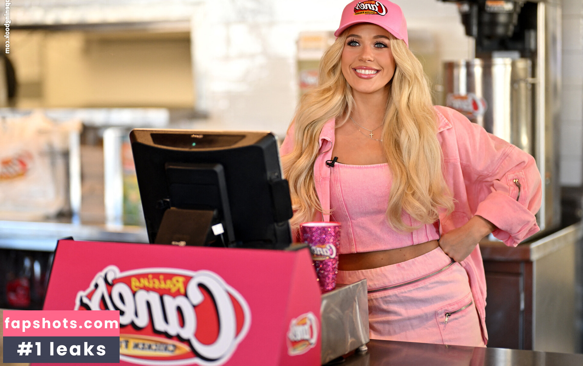 Megan Moroney gallery photo #16