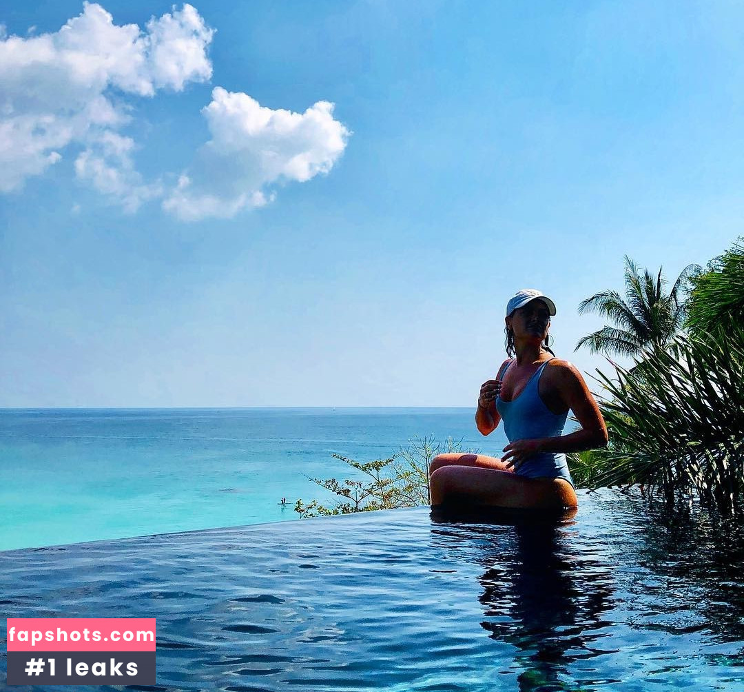 Megan Olivi gallery photo #29