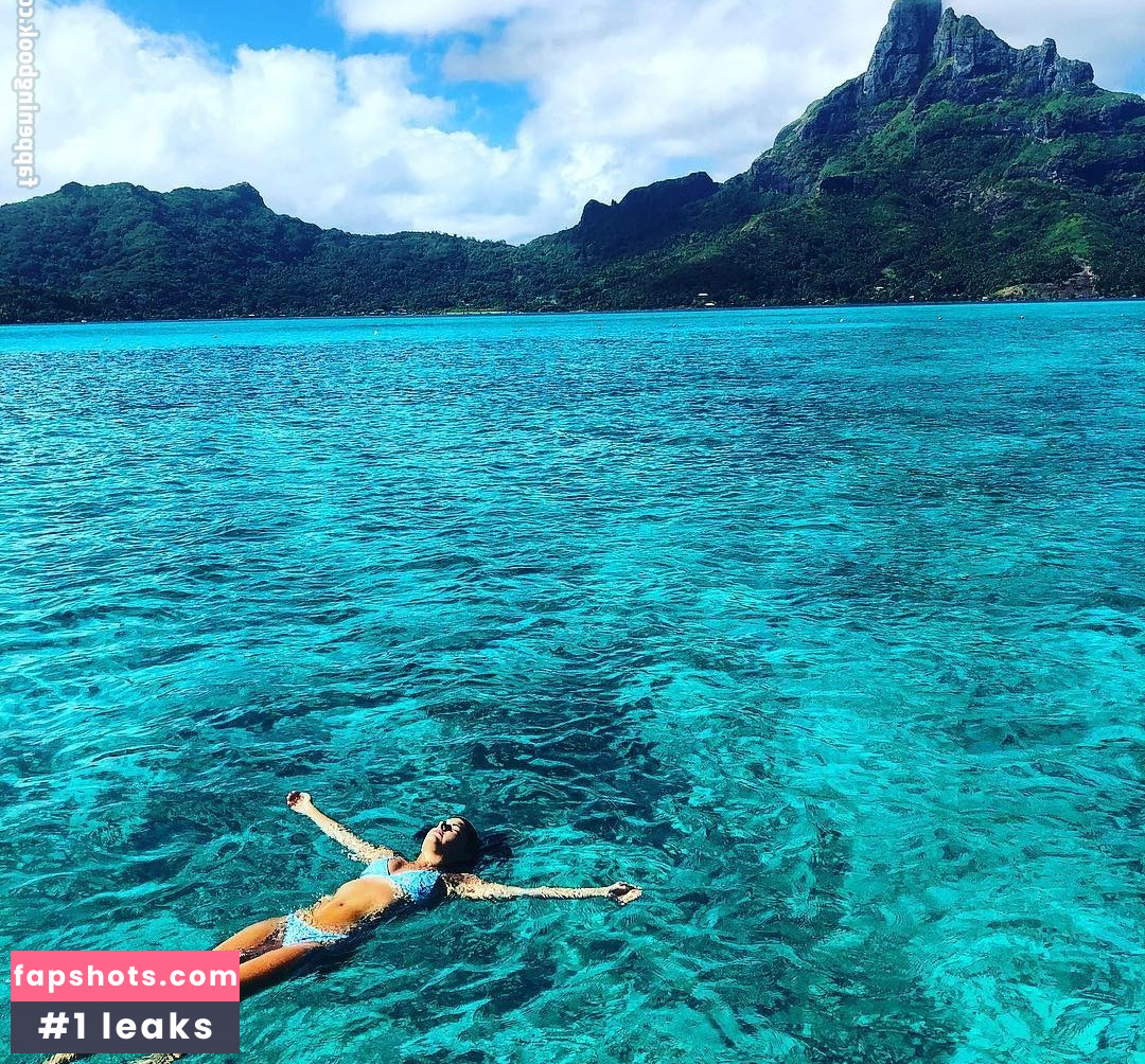 Megan Olivi nude babe gallery