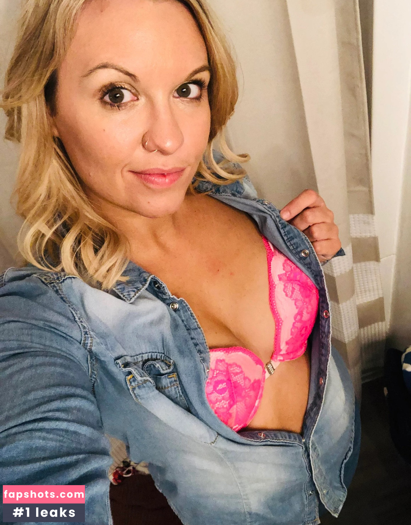 Megz777 nude babe gallery