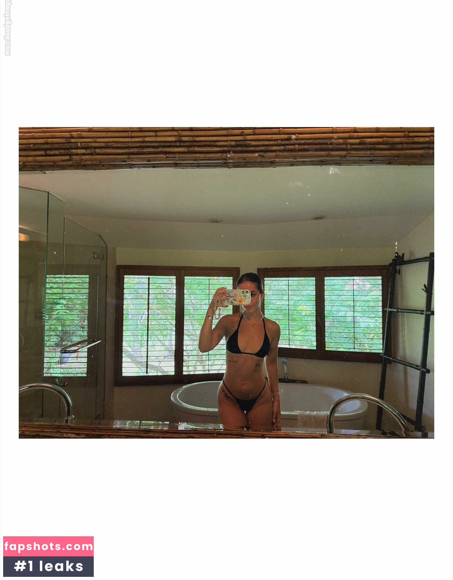 Mel Maia gallery photo #29