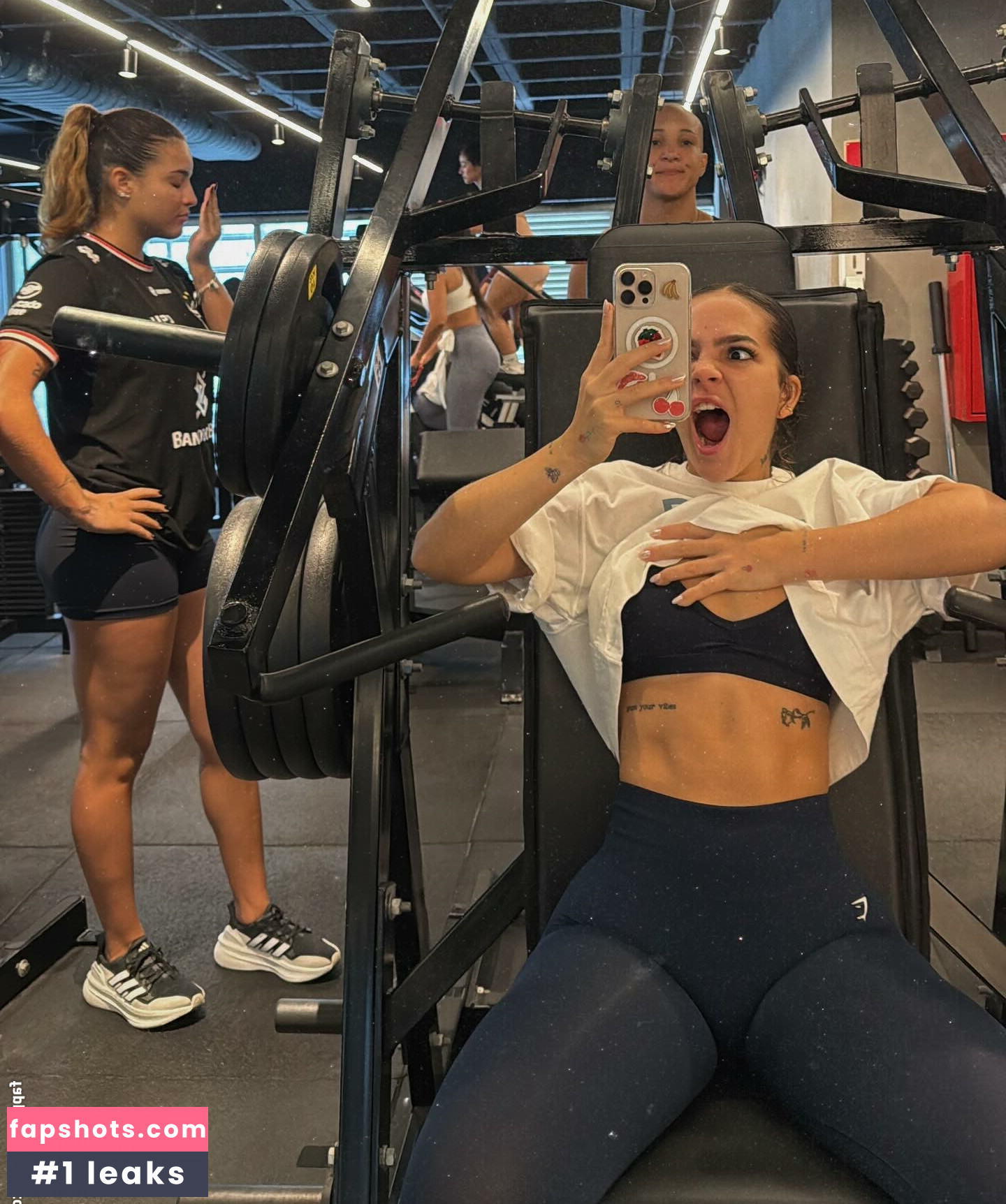 Mel Maia gallery photo #47