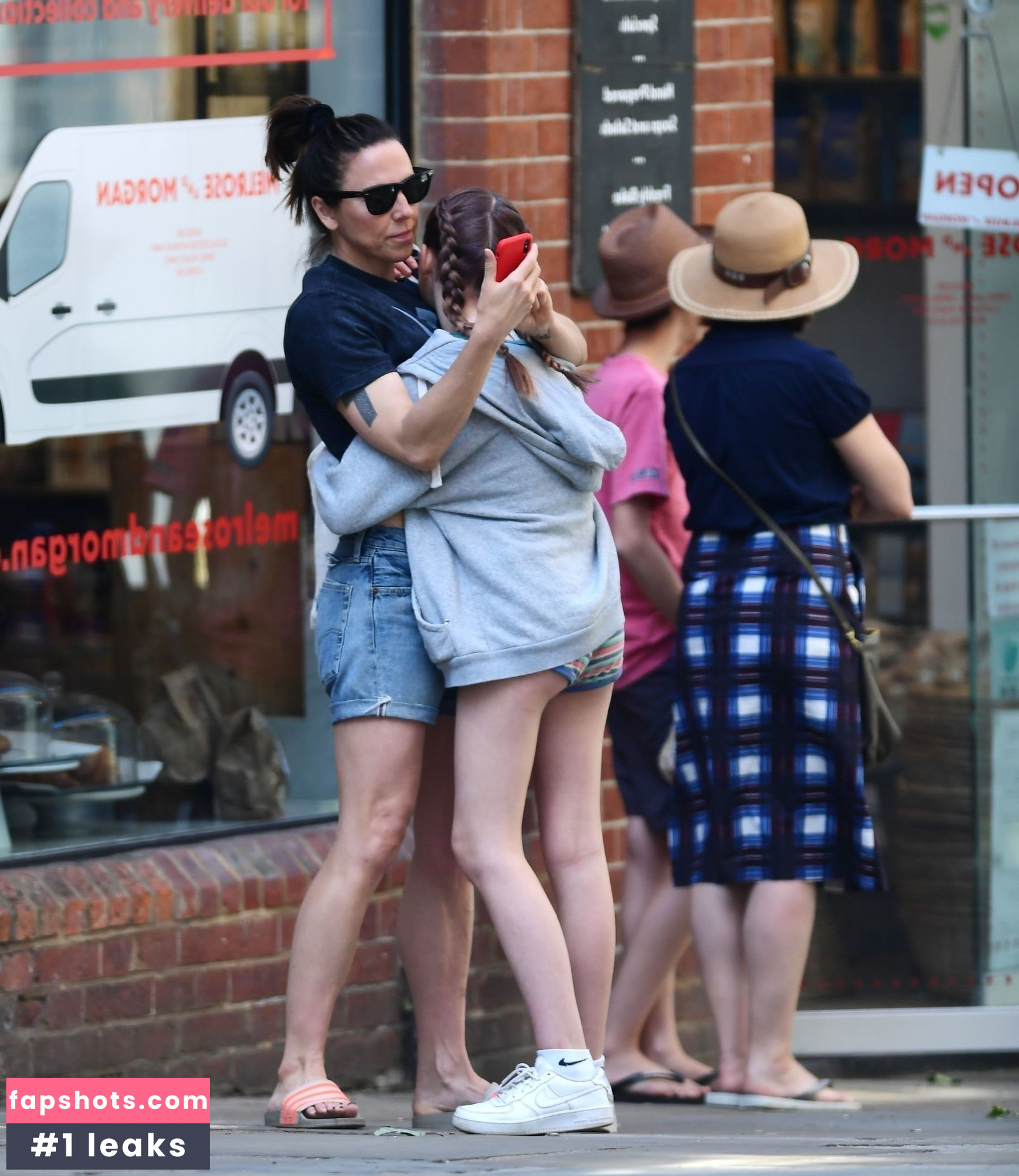 Melanie Chisholm gallery photo #43