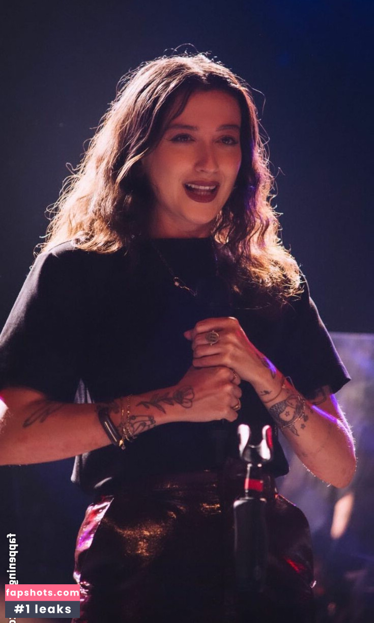 Melike Şahin gallery photo #15