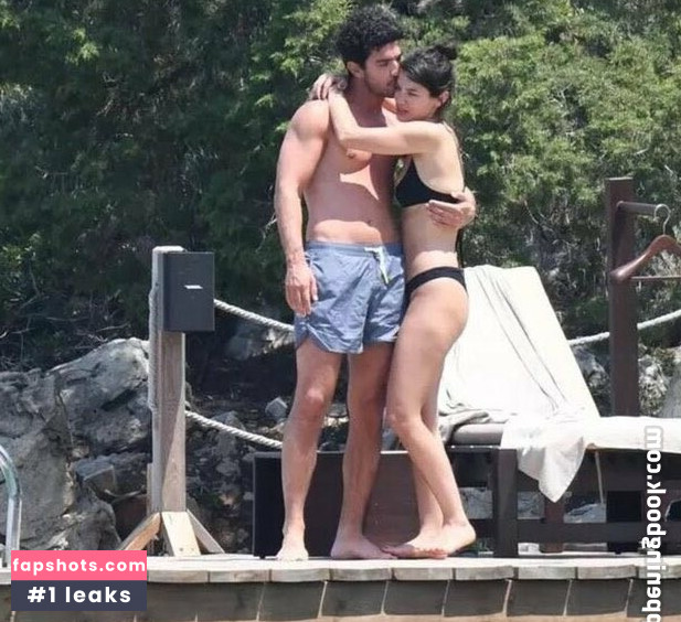 Melike Şahin gallery photo #18