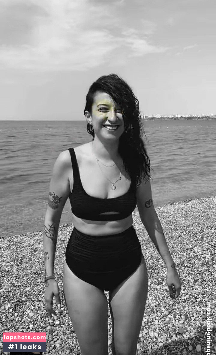 Melike Şahin gallery photo #3