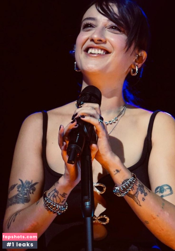 Melike Şahin gallery photo #22