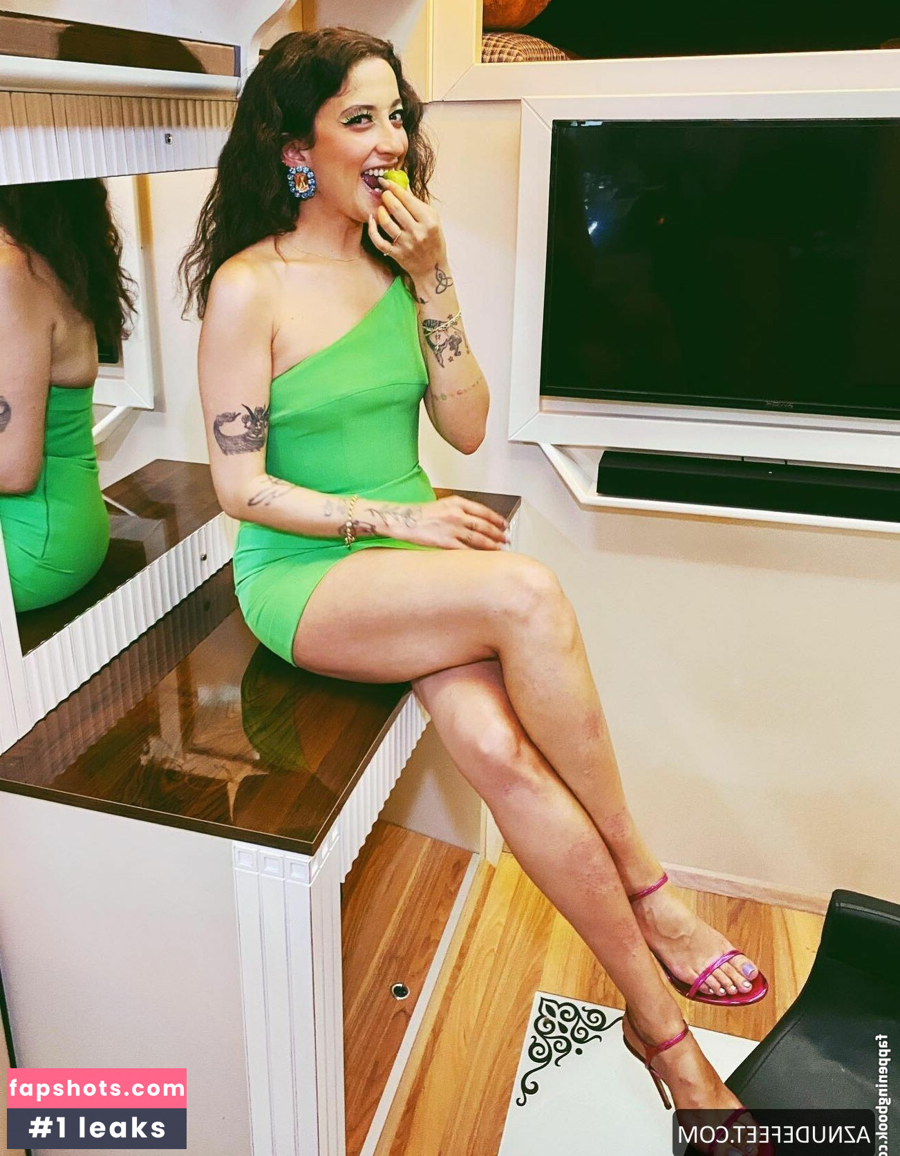 Melike Şahin gallery photo #4