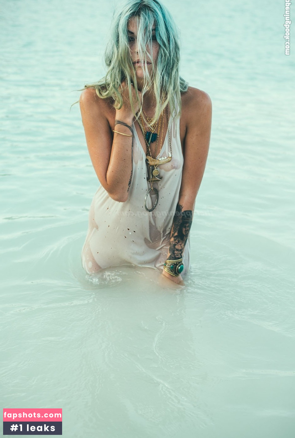 Melodi Meadows gallery photo #9