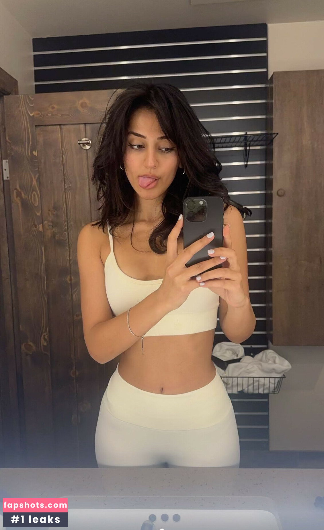 Melody Oz gallery photo #137