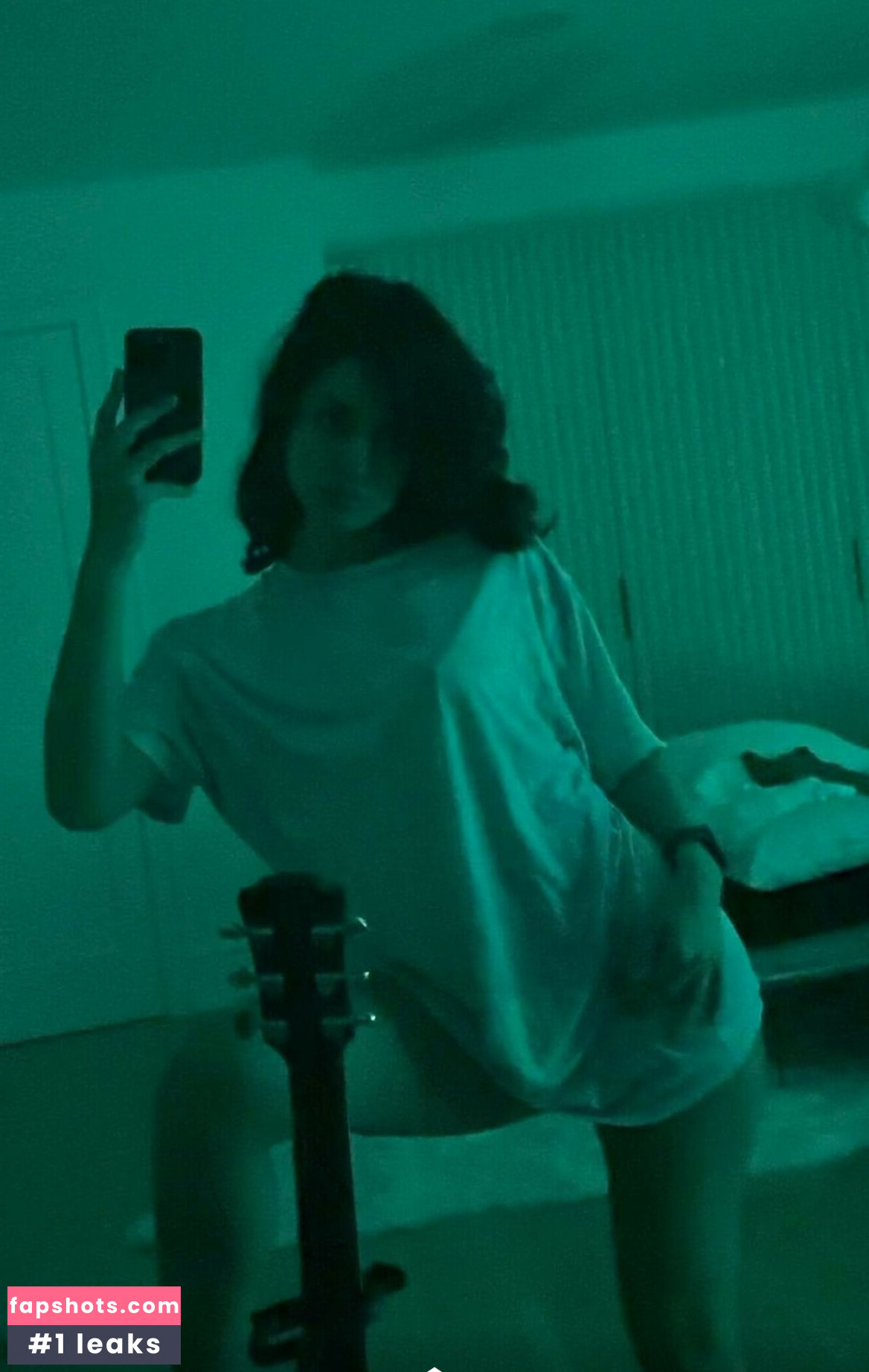 Melody Oz gallery photo #5