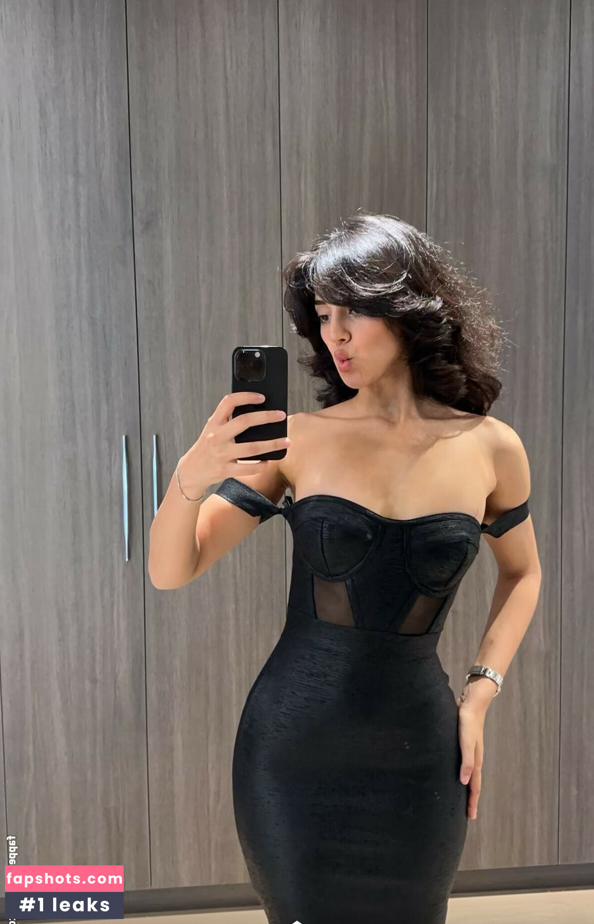 Melody Oz gallery photo #50