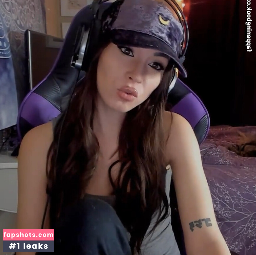 MelonieMac gallery photo #121