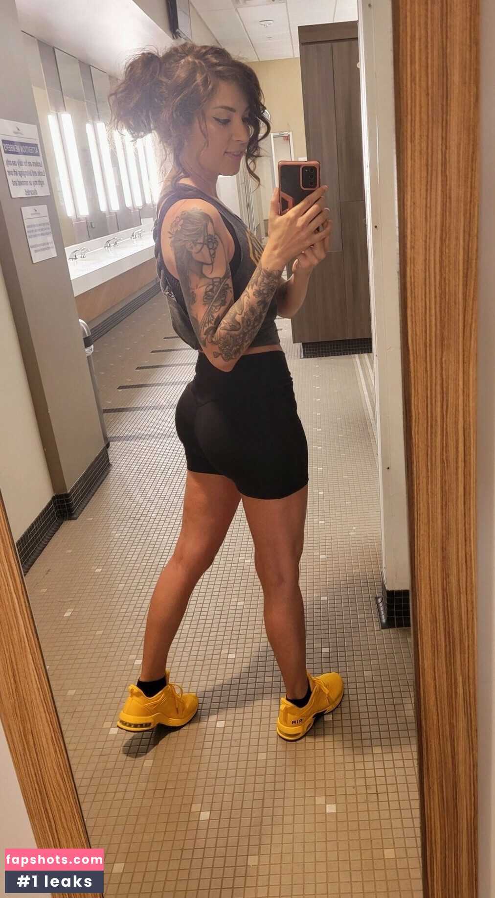 MelonieMac gallery photo #147