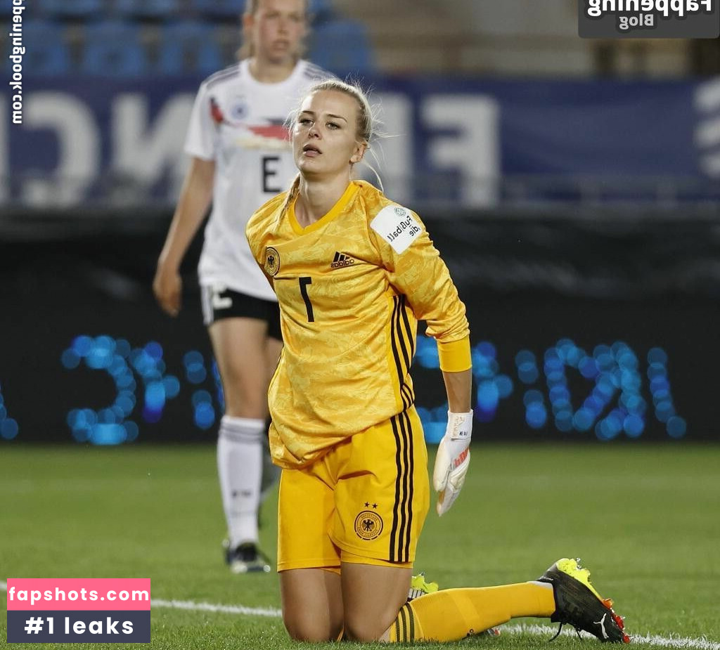 Merle Frohms gallery photo #14