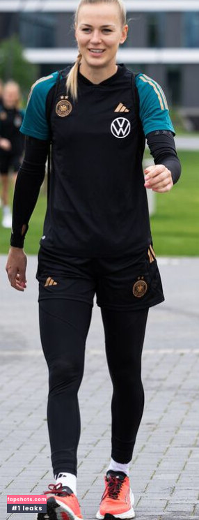 Merle Frohms gallery photo #8