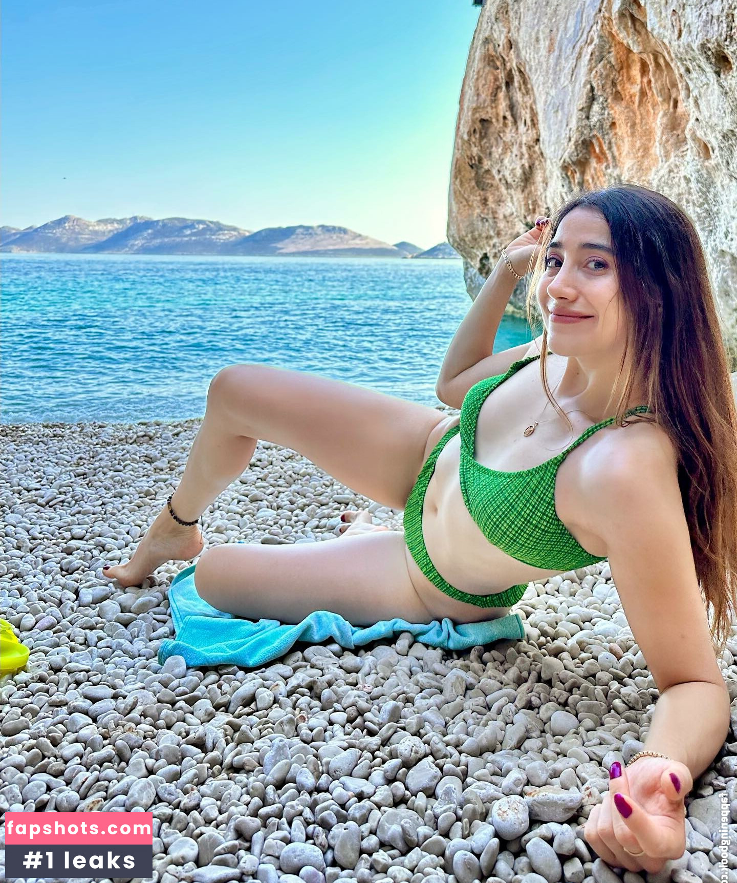 Merve Elmas gallery photo #20