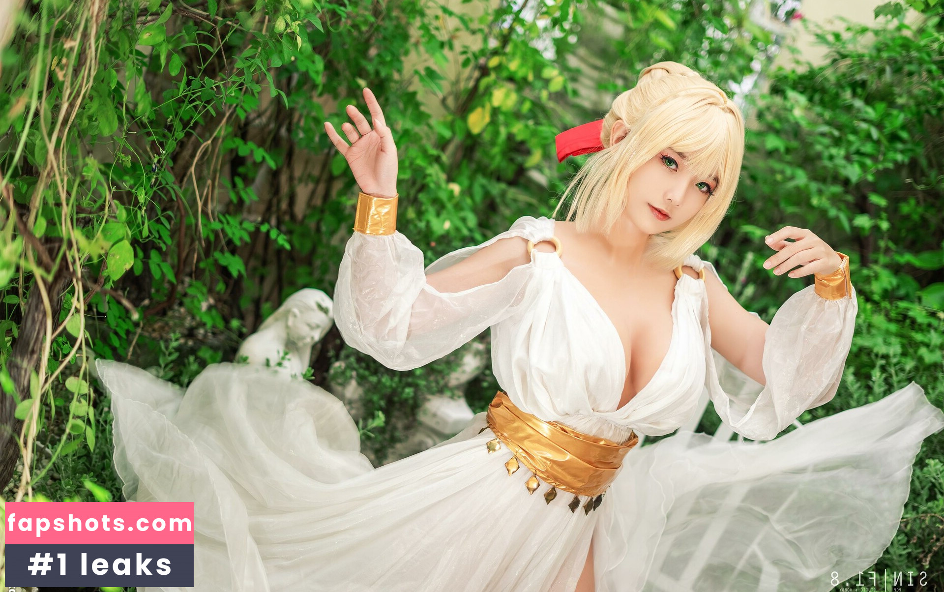 Messie Huang gallery photo #22