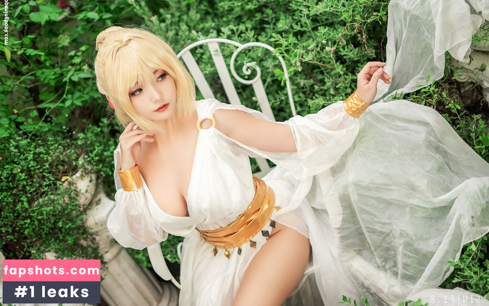 Messie Huang gallery photo #24