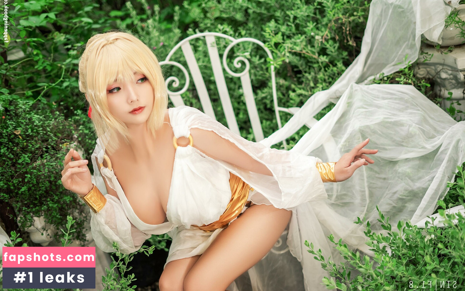 Messie Huang gallery photo #25