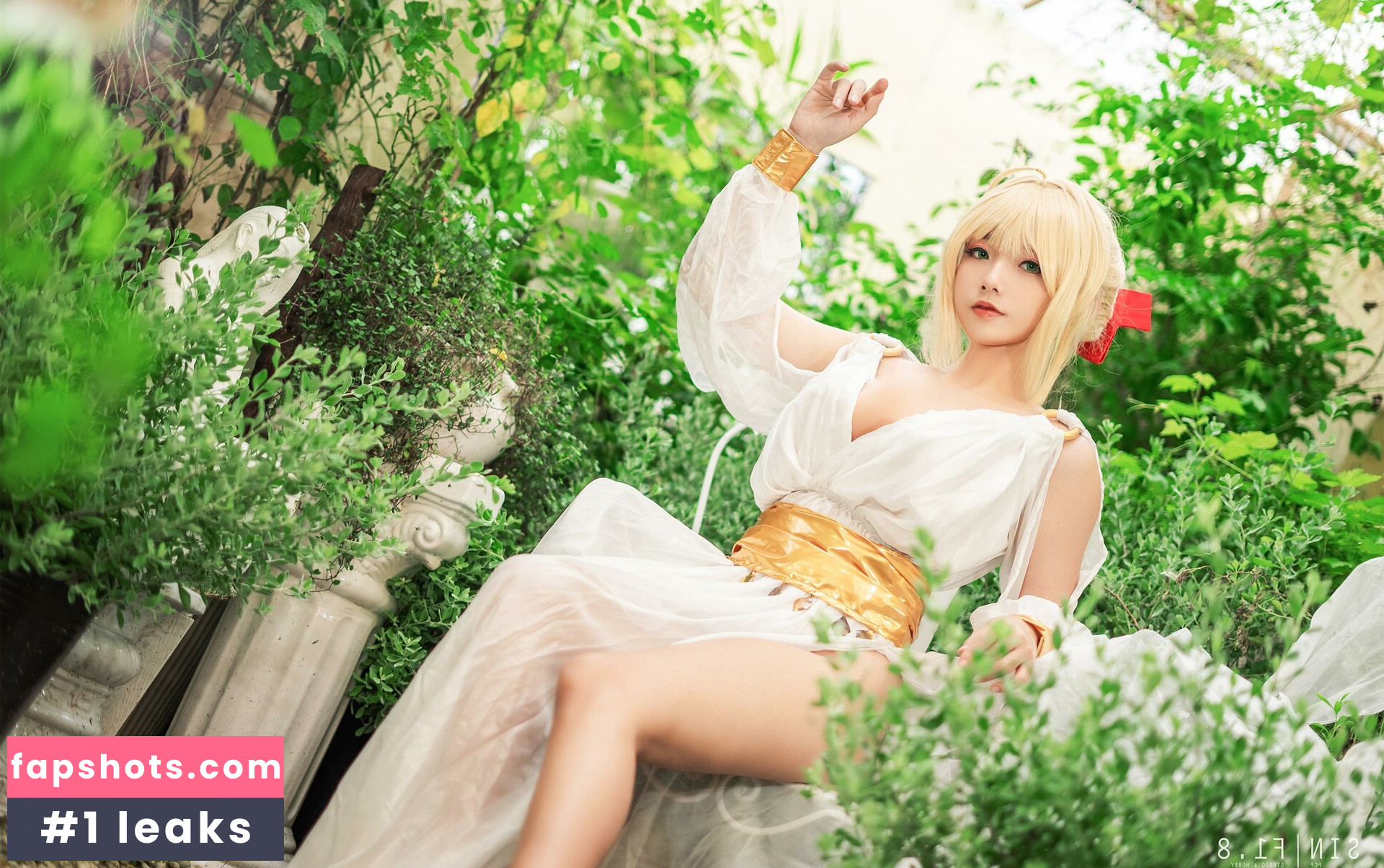 Messie Huang gallery photo #26