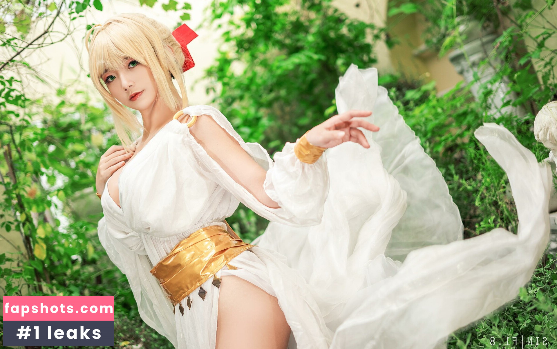 Messie Huang gallery photo #27