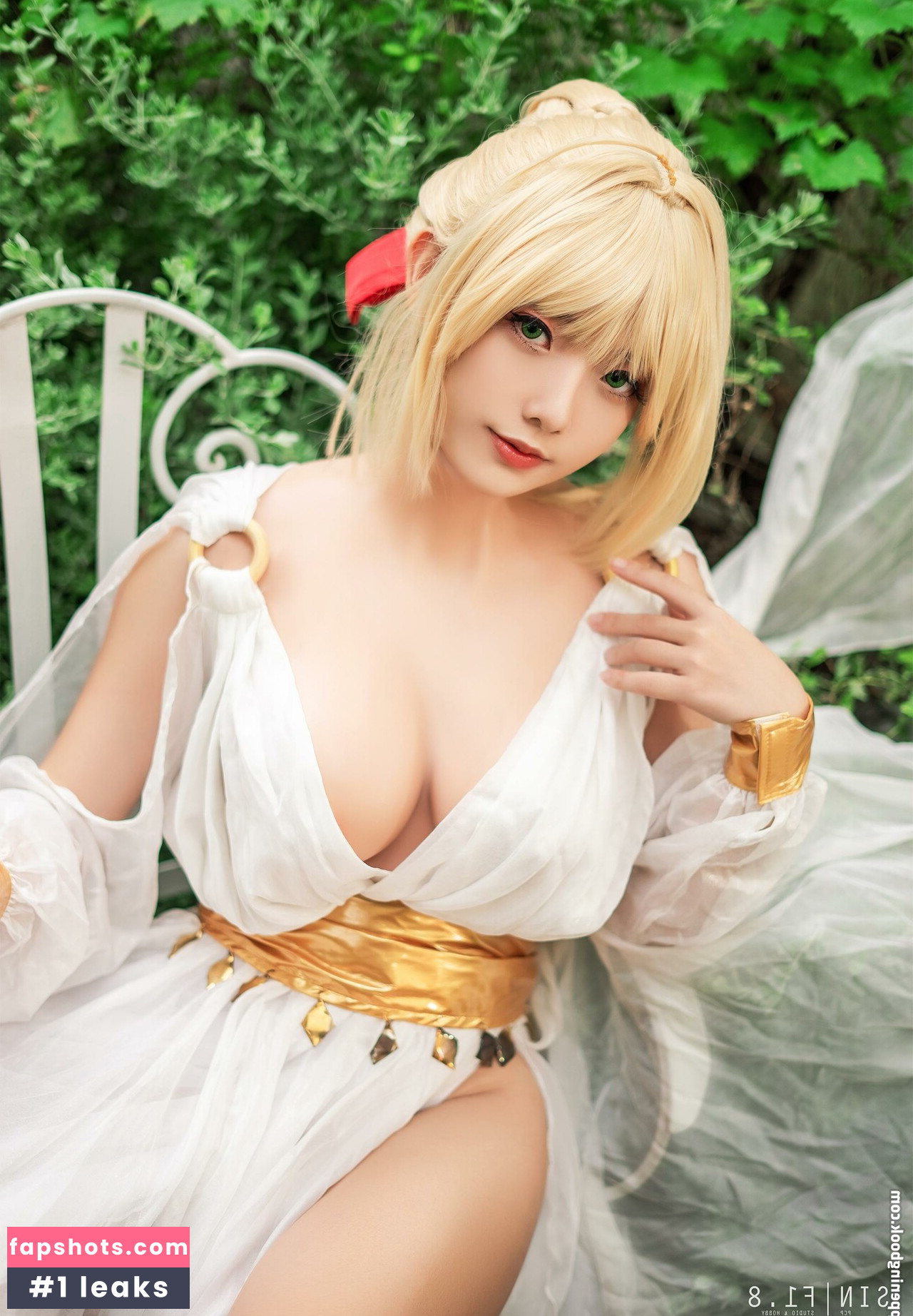 Messie Huang gallery photo #28