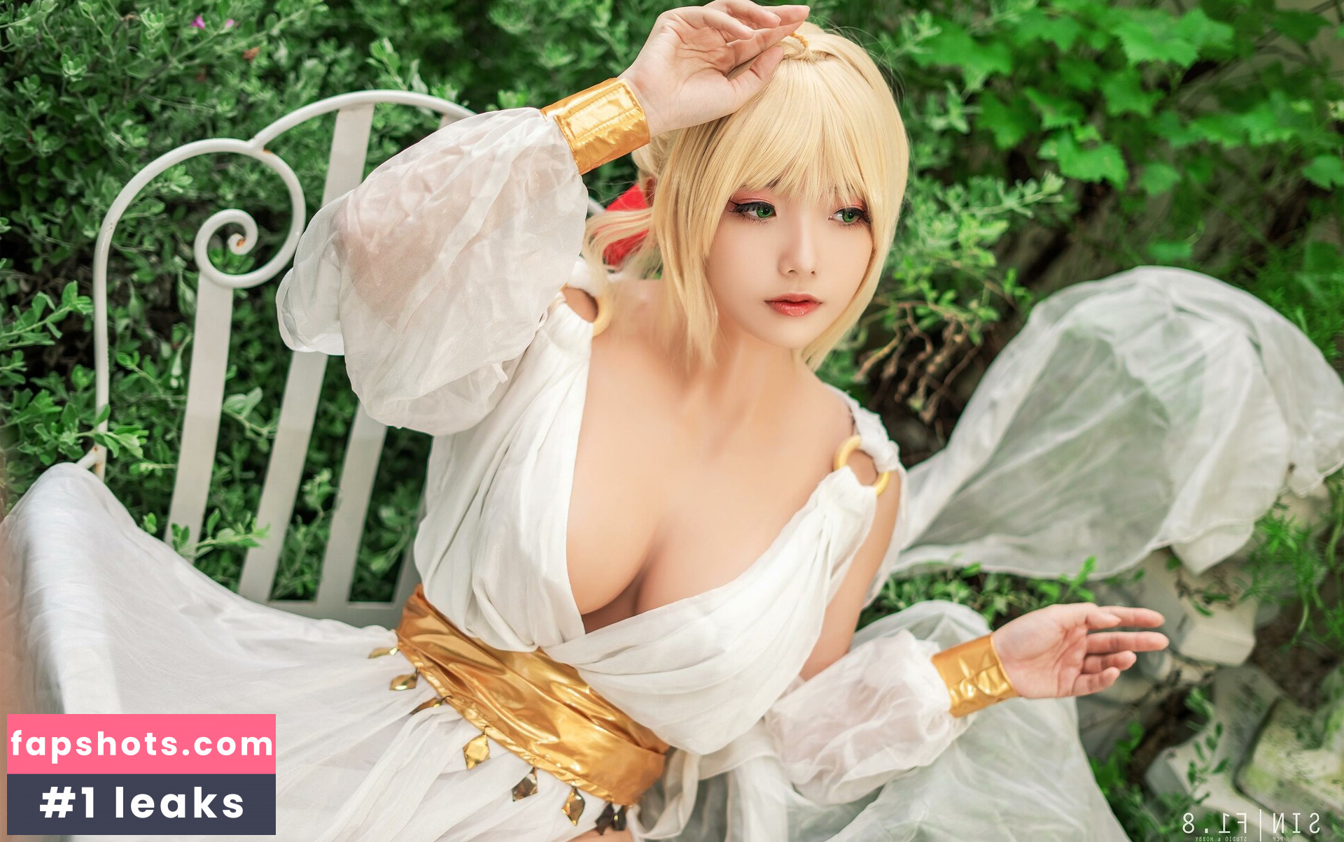 Messie Huang gallery photo #29