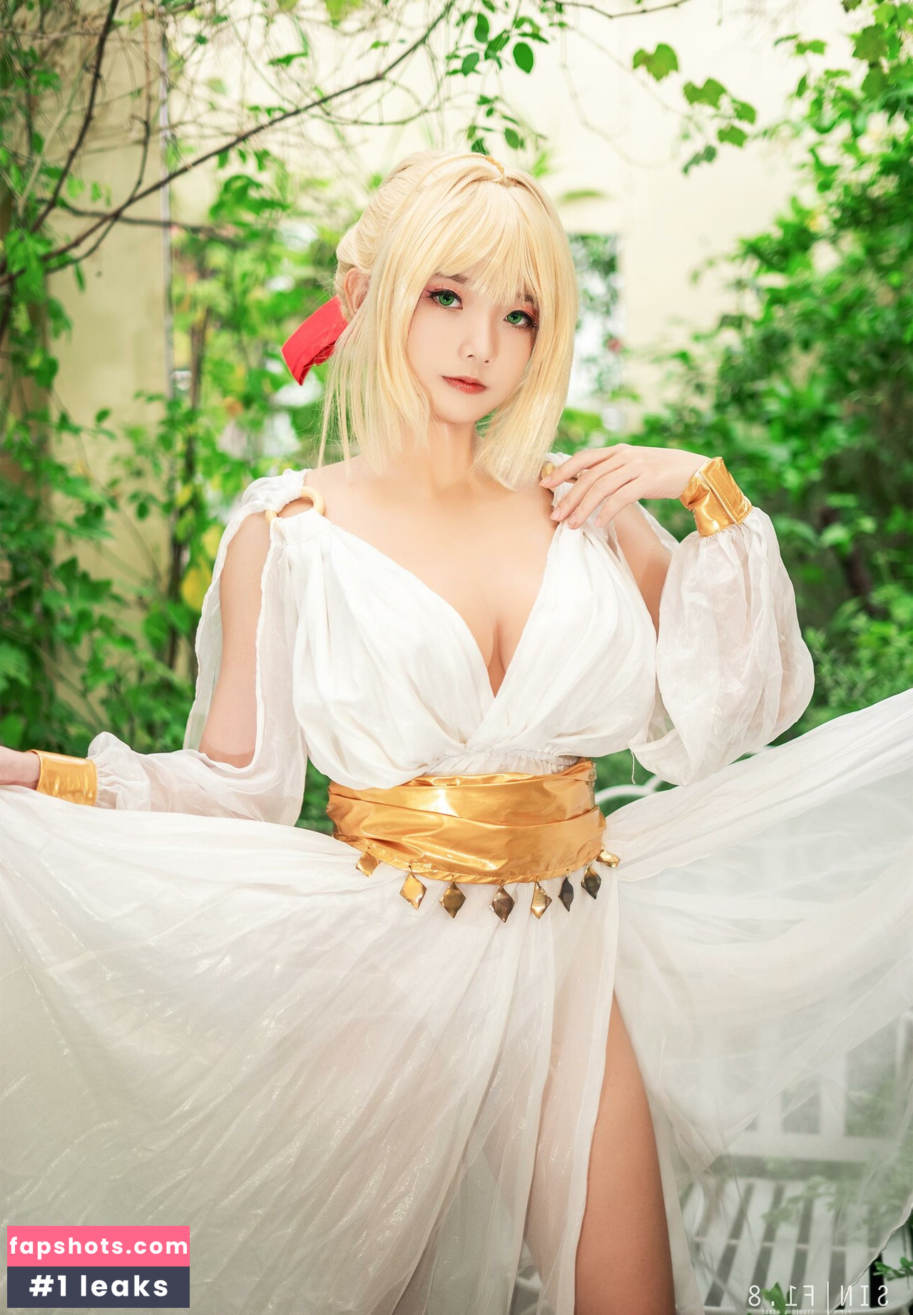 Messie Huang gallery photo #30