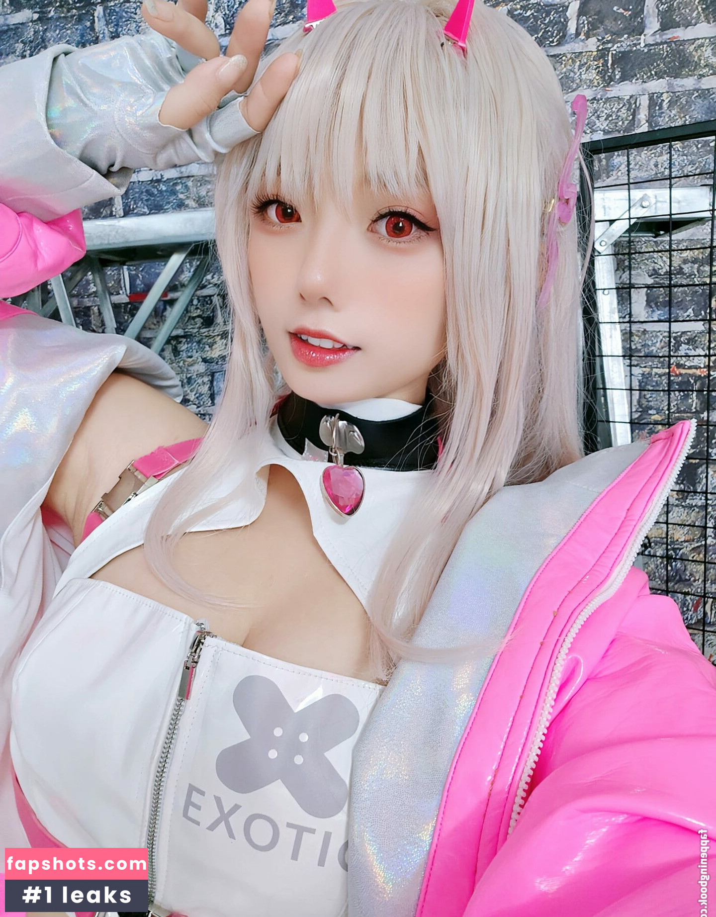 Messie Huang gallery photo #40