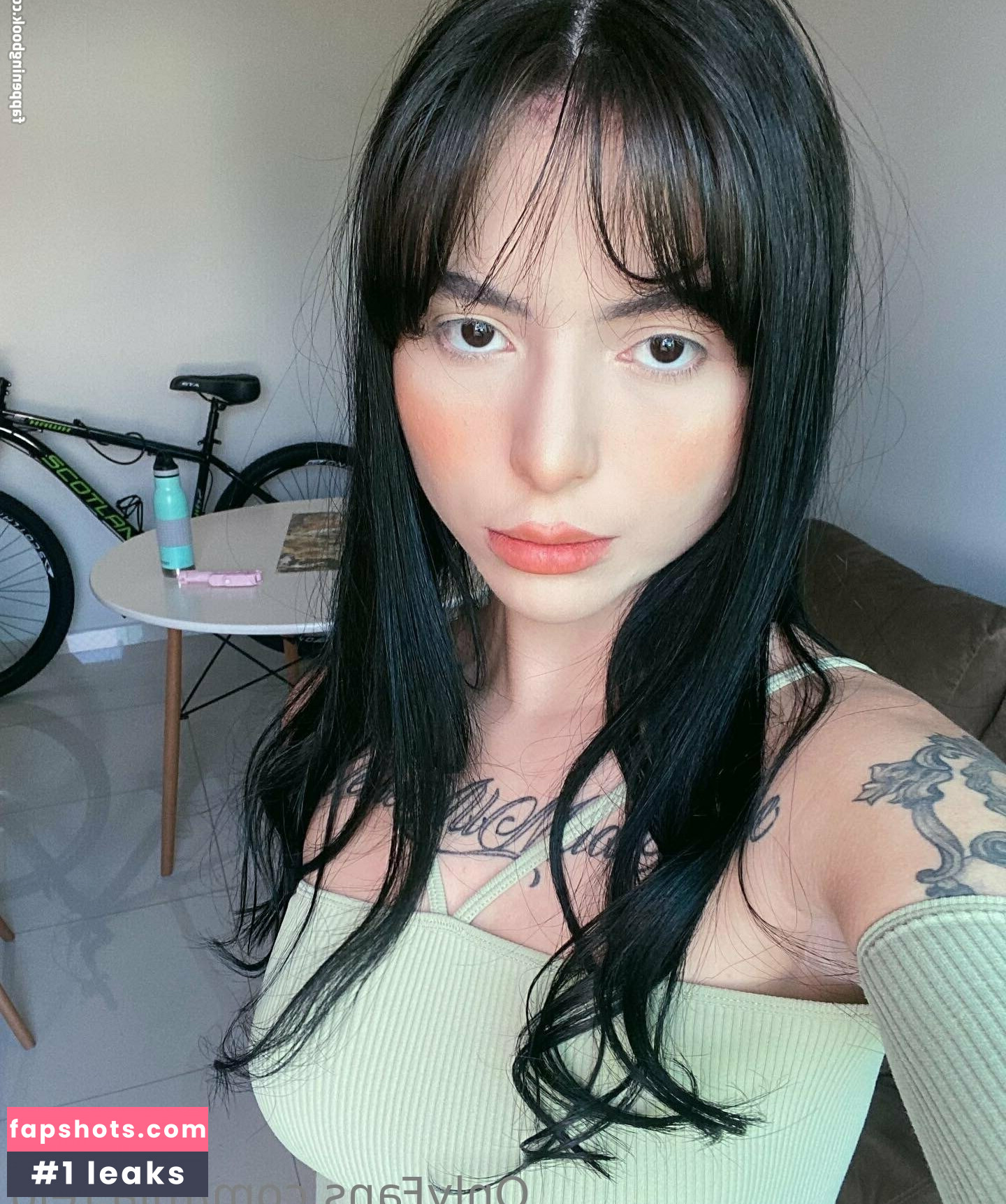 mia.reid gallery photo #18