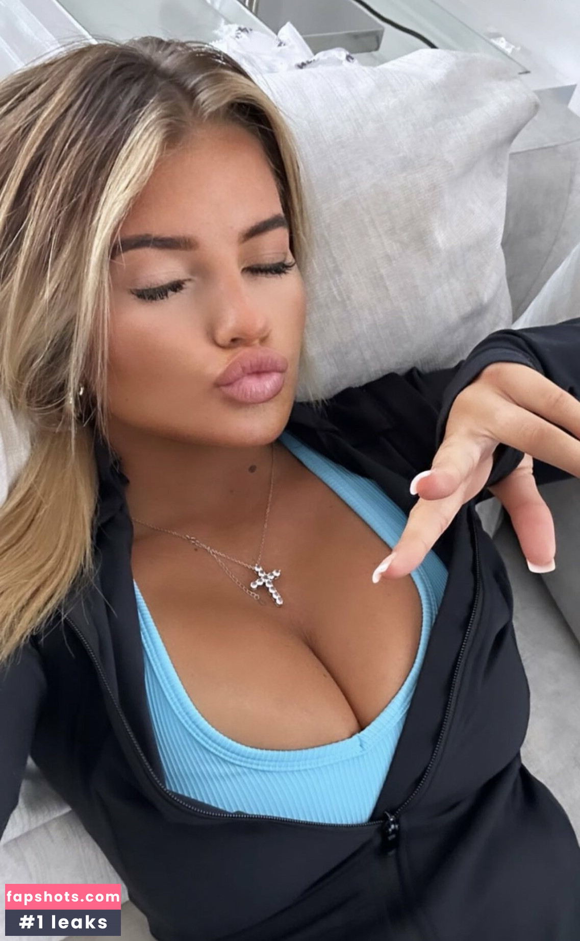 Mia Woodhall gallery photo #79