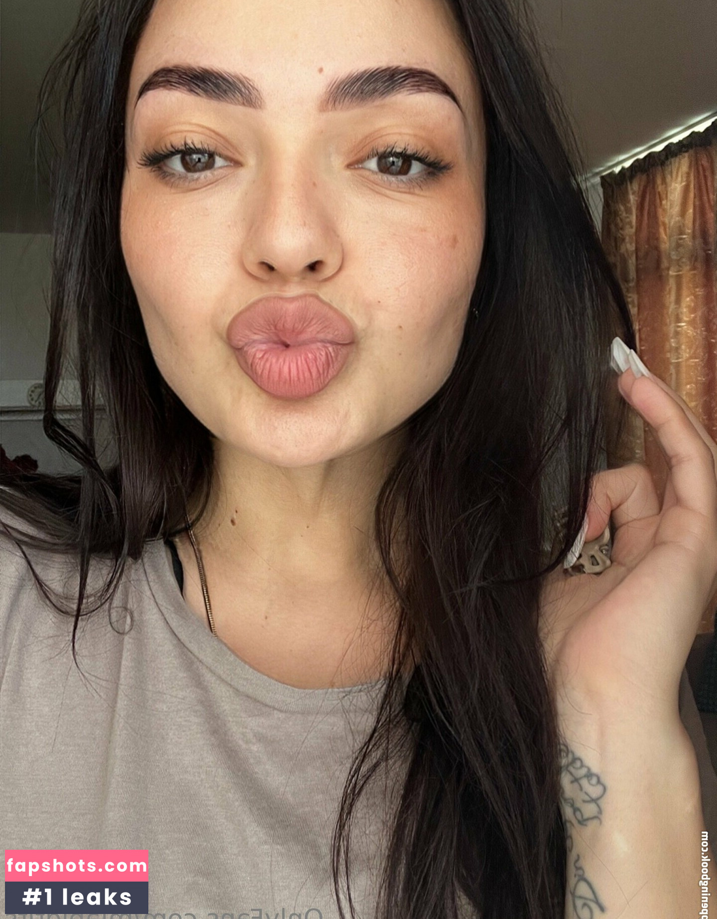 MiaBigTits gallery photo #5