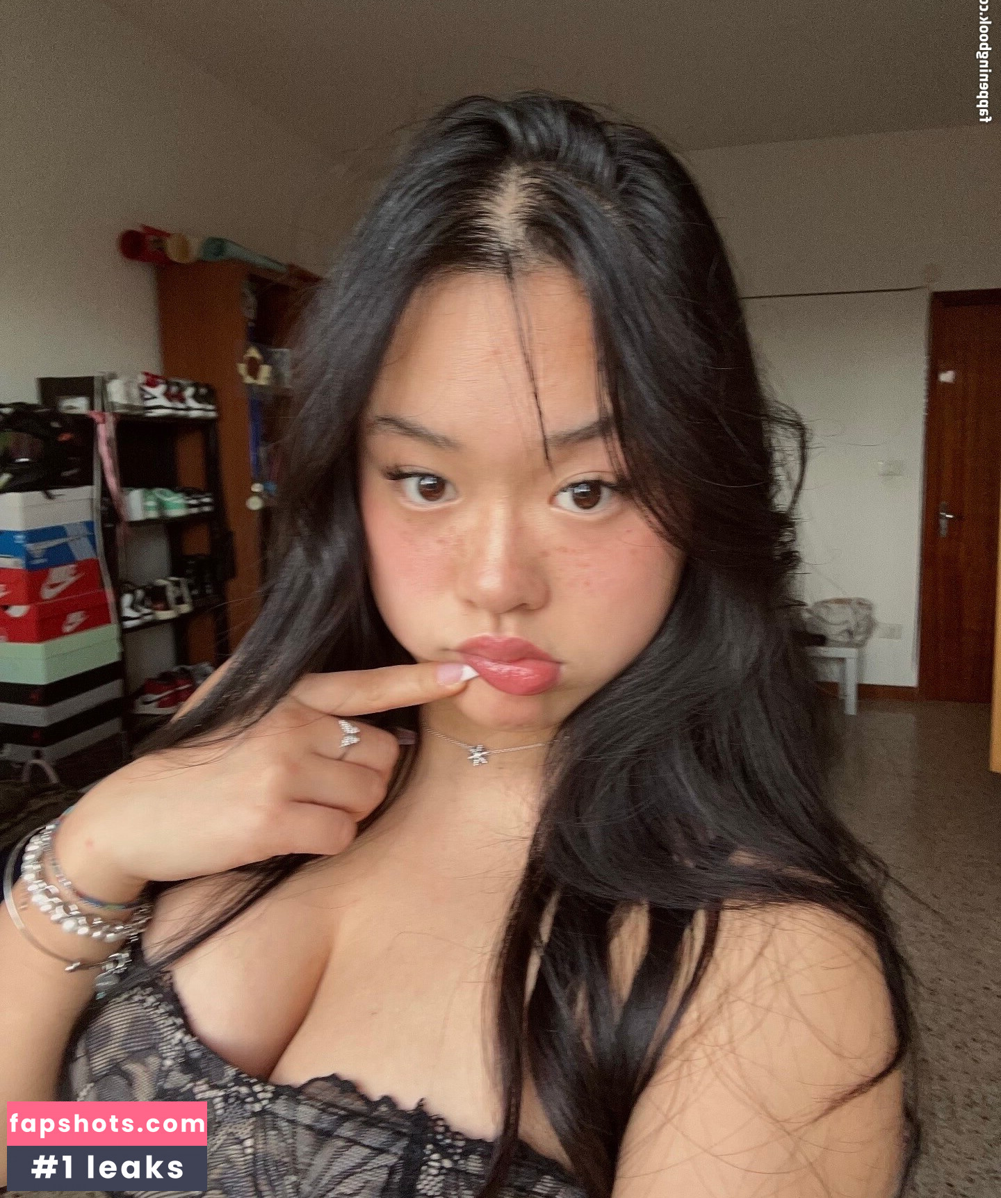 Michela Han gallery photo #15