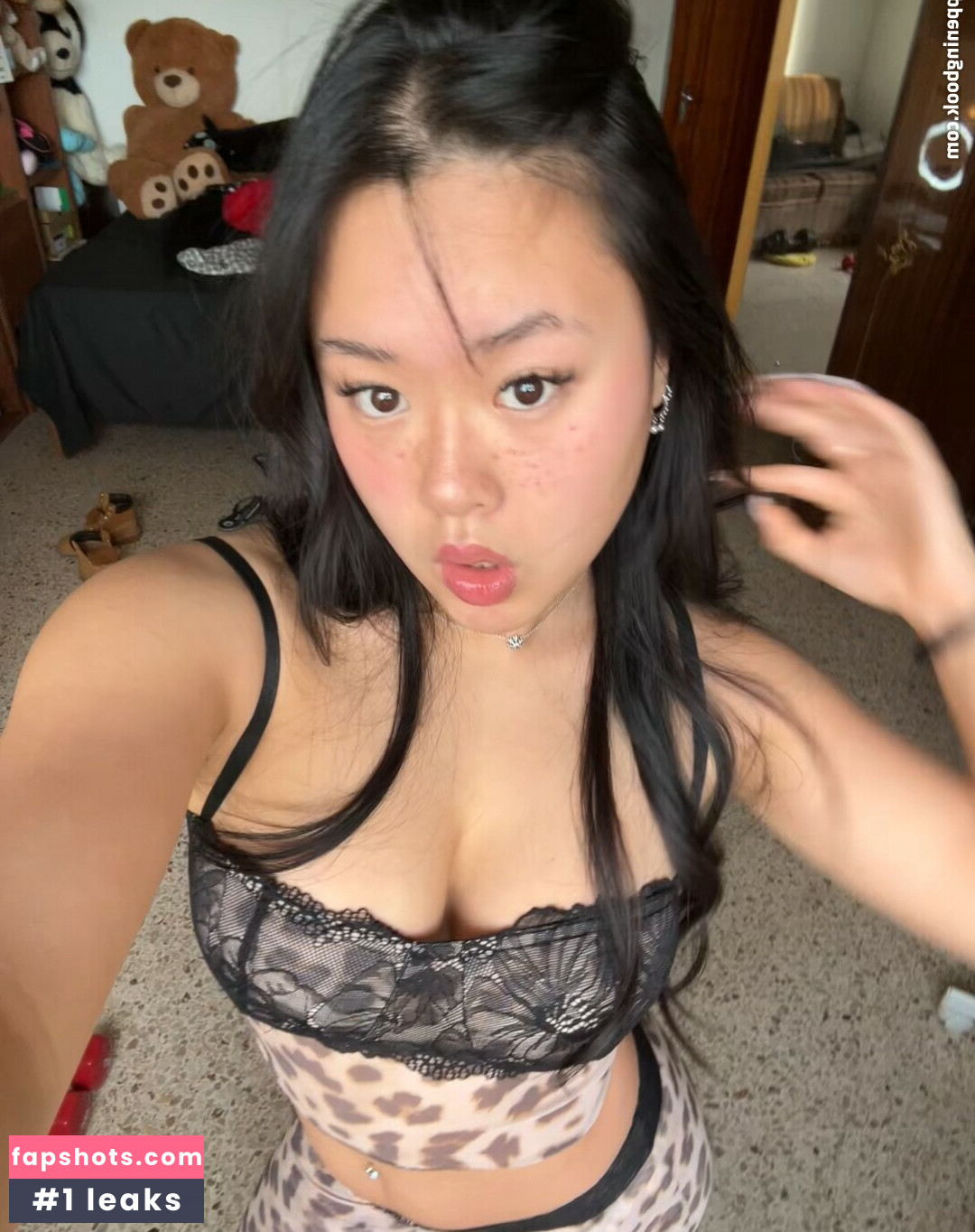 Michela Han gallery photo #5