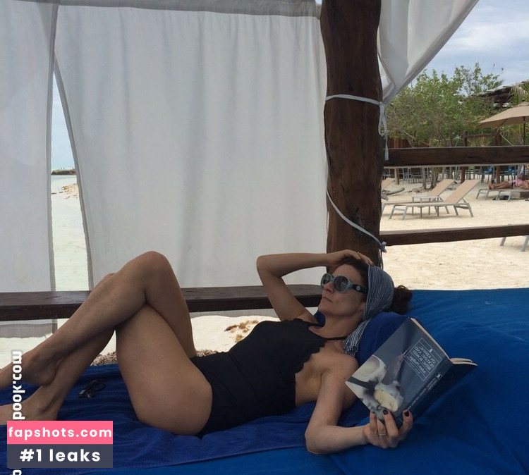 Michelle Gomez gallery photo #28