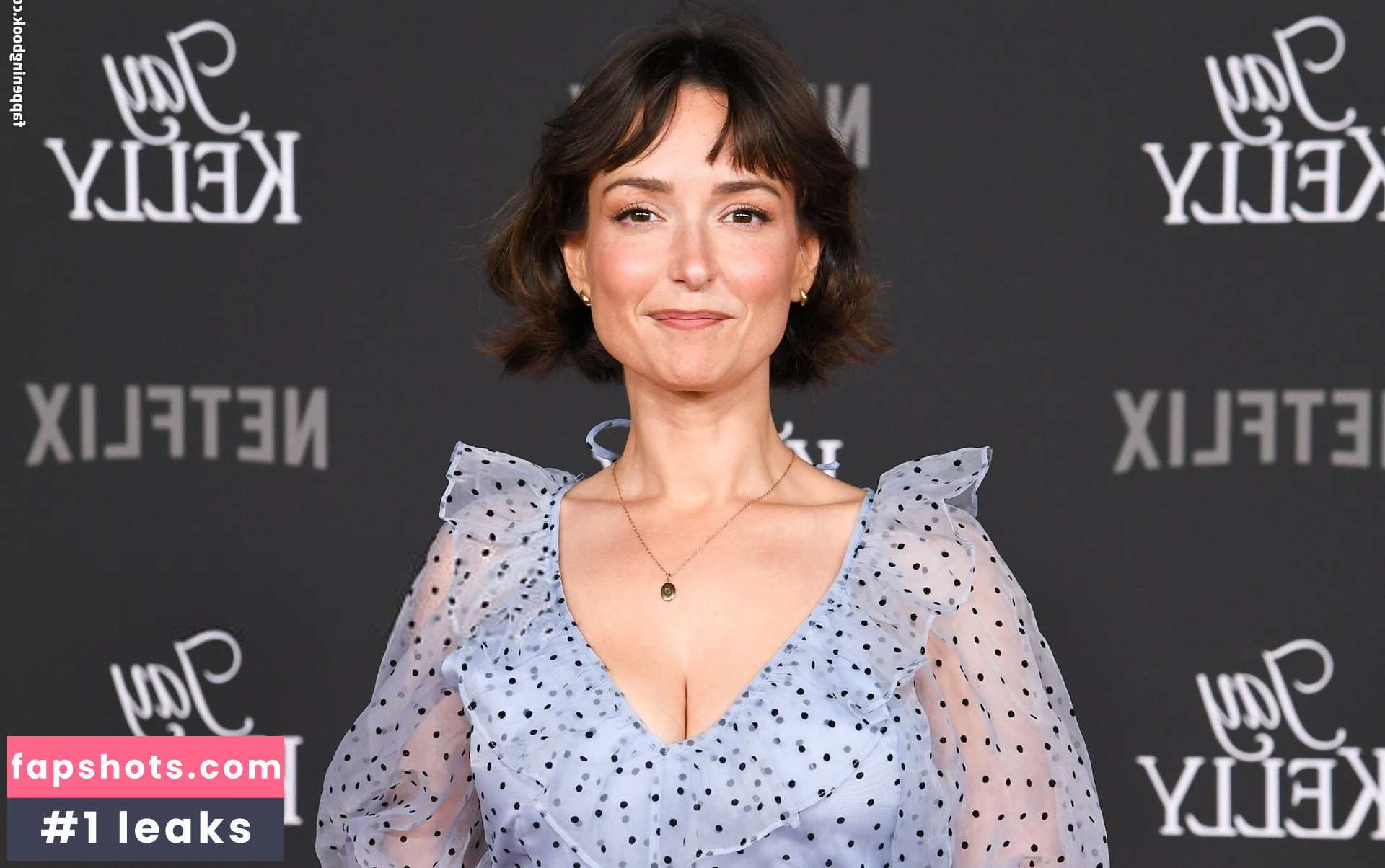 Milana Vayntrub gallery photo #11