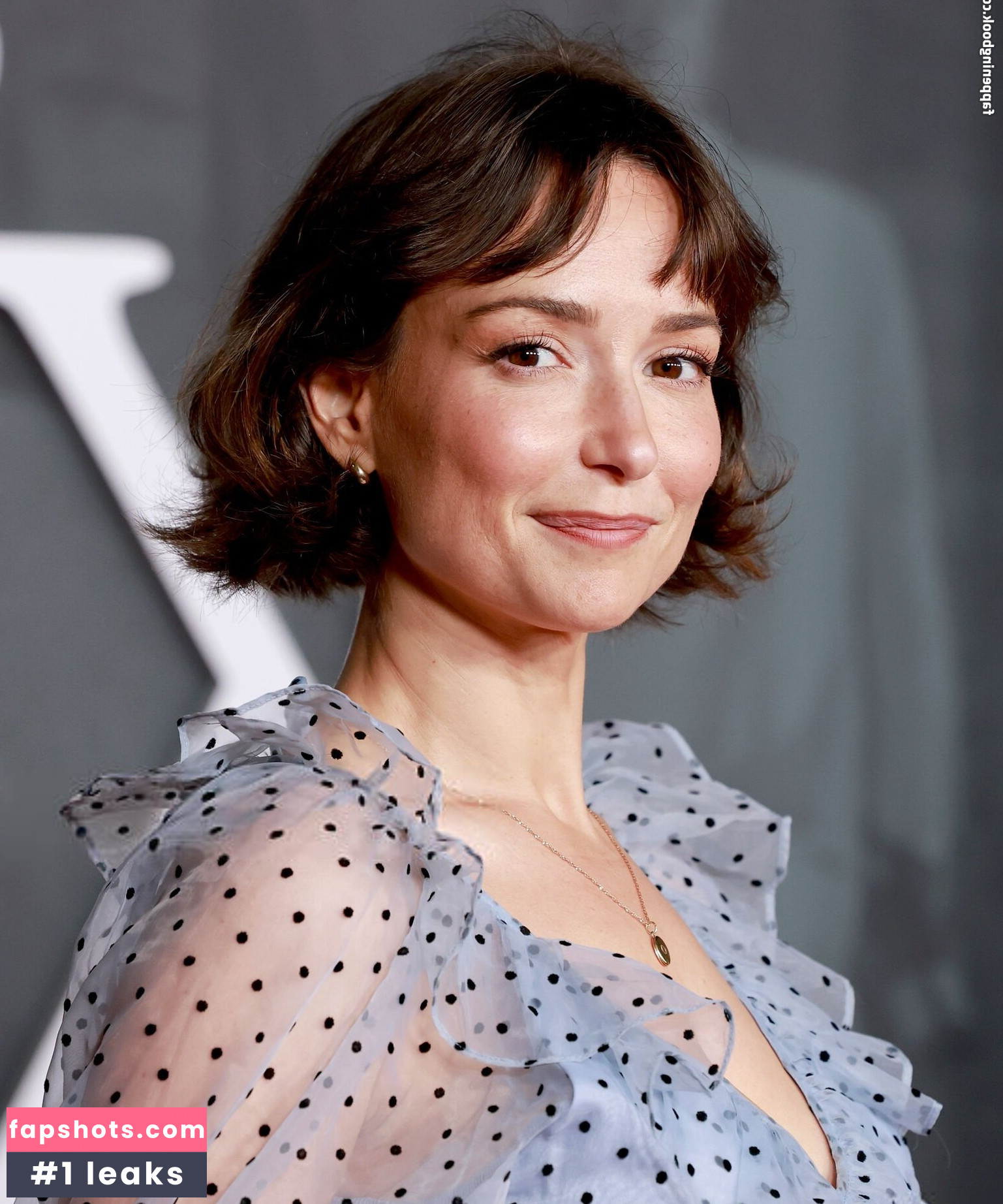 Milana Vayntrub gallery photo #12