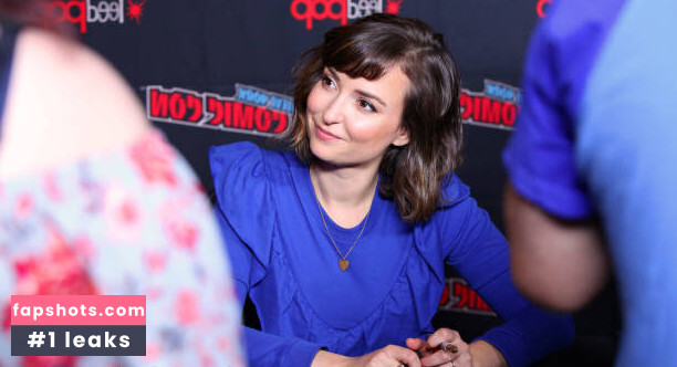 Milana Vayntrub gallery photo #135