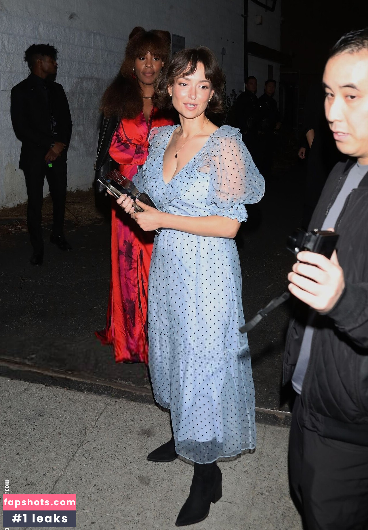 Milana Vayntrub gallery photo #18