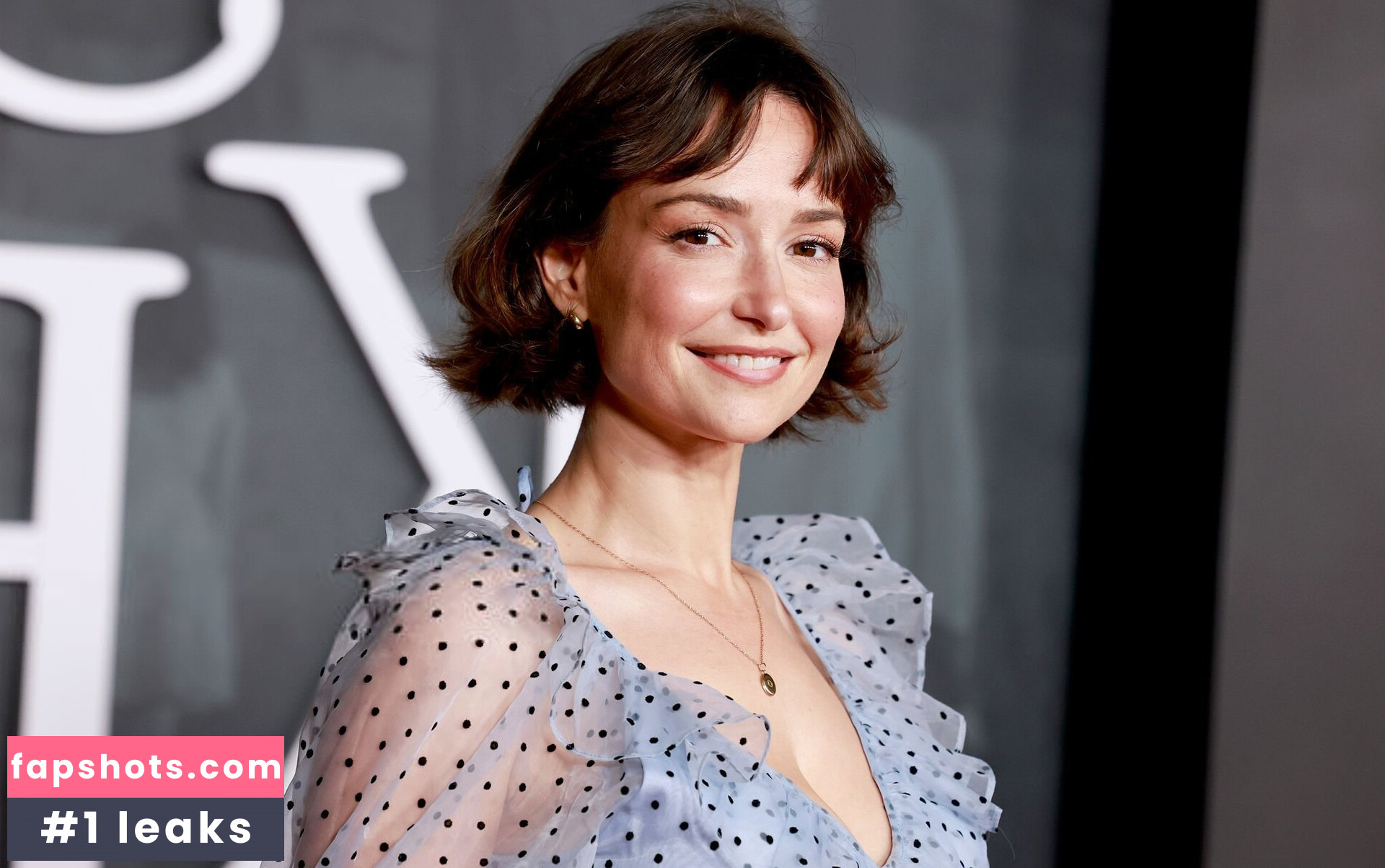 Milana Vayntrub gallery photo #20