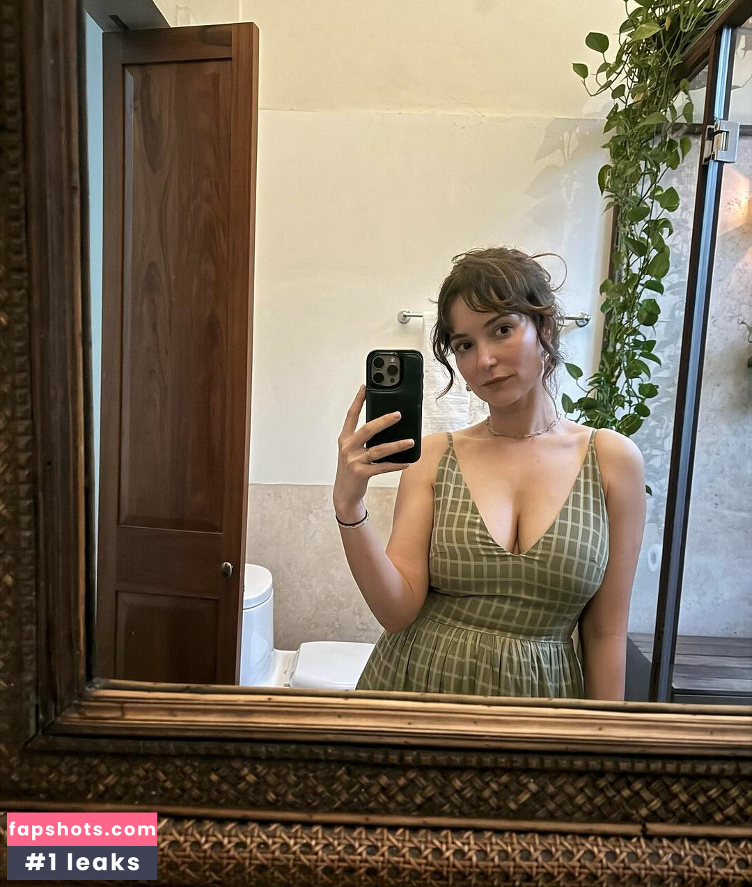 Milana Vayntrub gallery photo #204