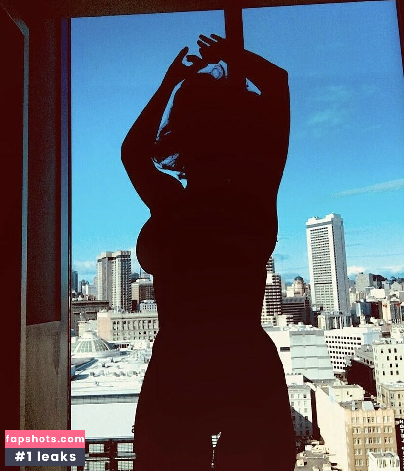 Milana Vayntrub gallery photo #213