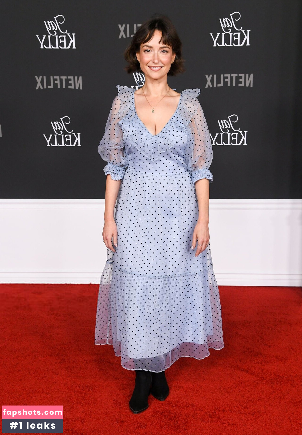 Milana Vayntrub gallery photo #23