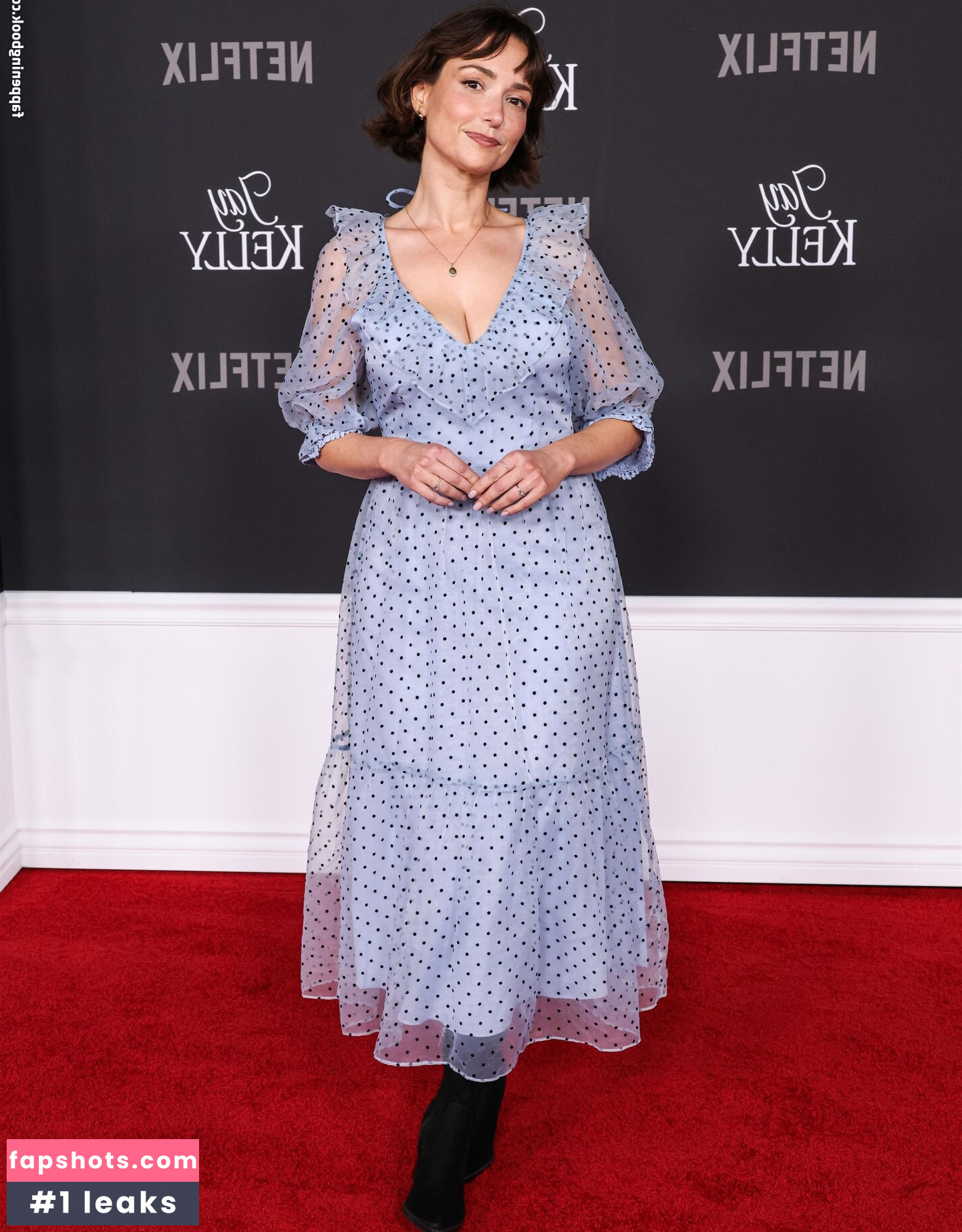 Milana Vayntrub gallery photo #25