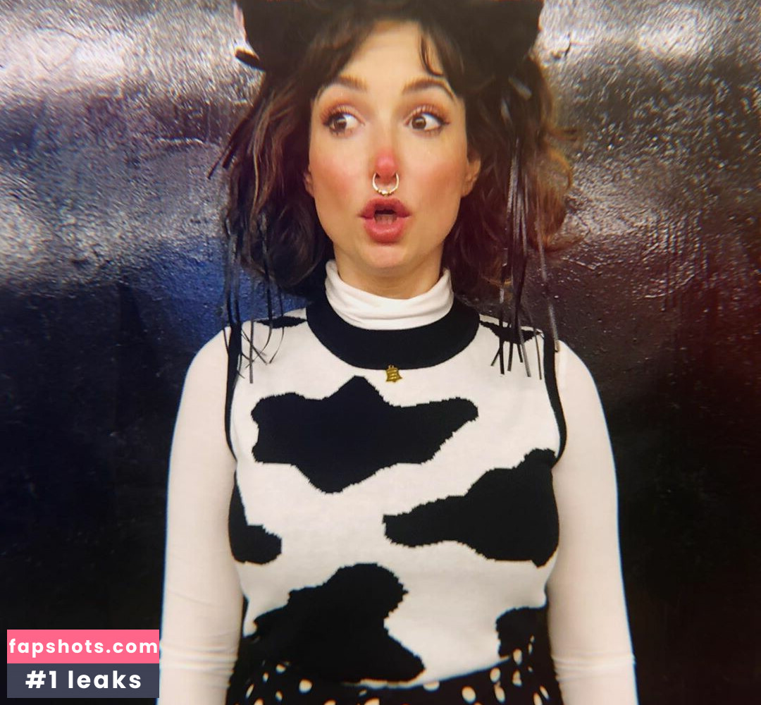 Milana Vayntrub gallery photo #245