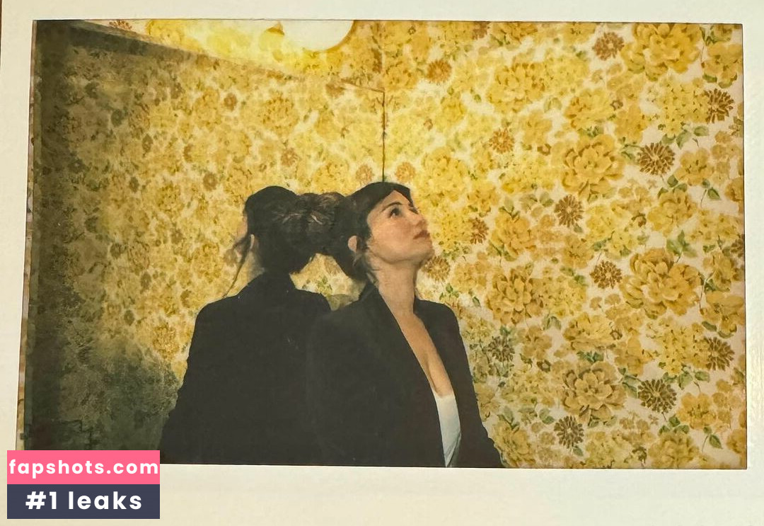 Milana Vayntrub gallery photo #250